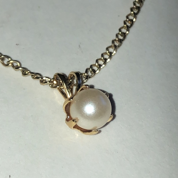Vintage Gold Tone Chain Dainty Faux Pearl Pendant Necklace - Picture 4 of 7
